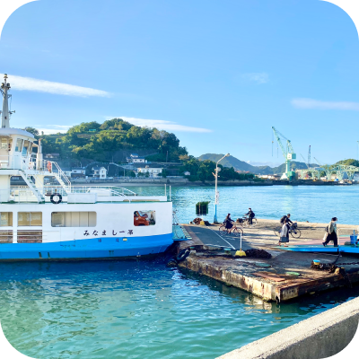 写真：岸辺に停まっているフェリー