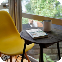 写真：カフェのテーブルと椅子