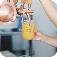 写真：オレンジジュースが注がれている